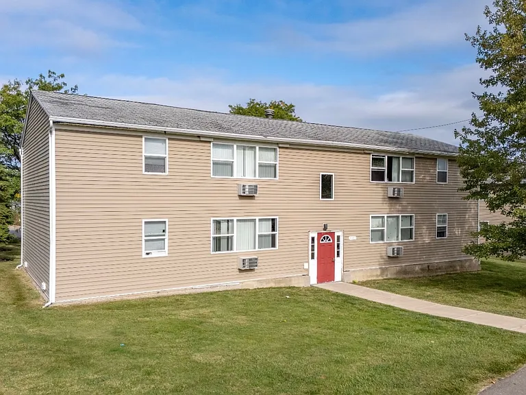 Lake Heights Apartments — Photo 9