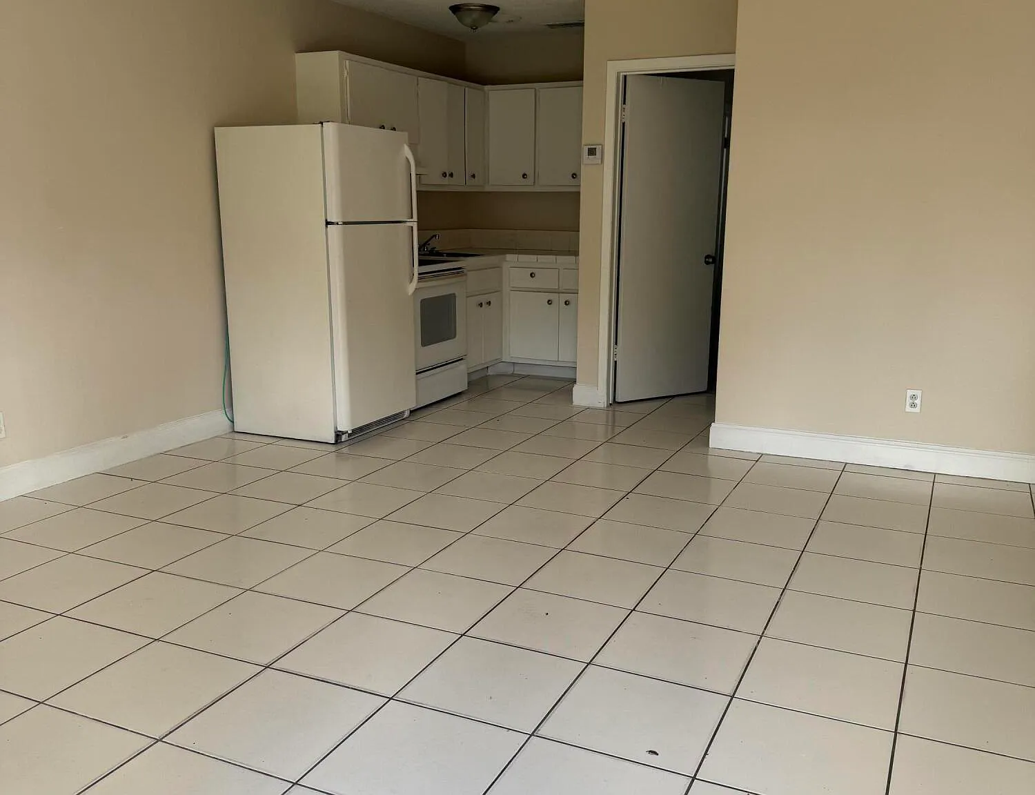 4 bed, 4.0 bath, 2424 sqft, $1,450 — Photo 1