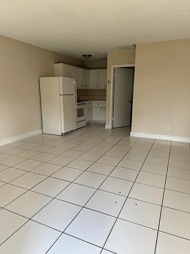 1431 SW 44th Ter #4 Photo 1