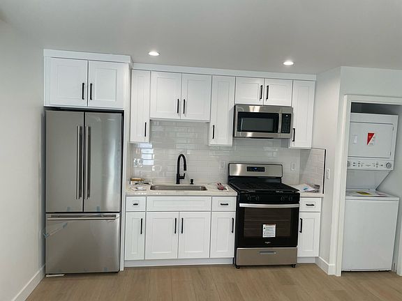 4th image of 10909 Morrison St #10