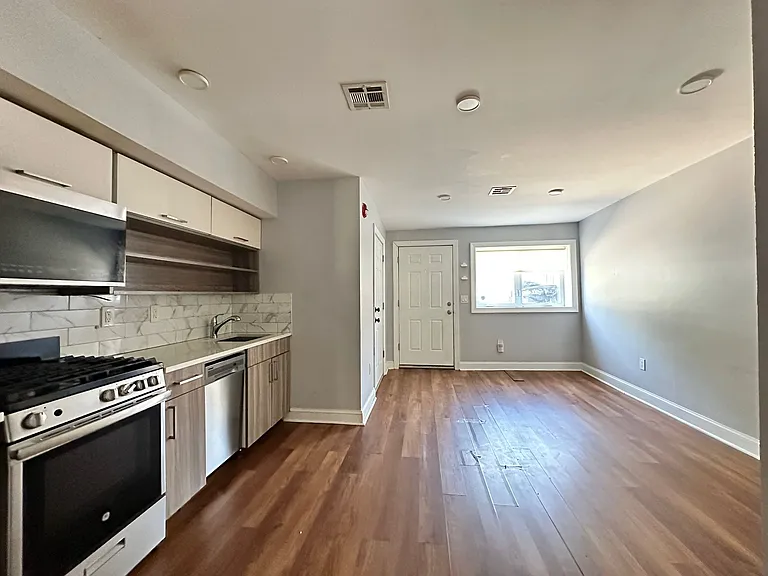 51 Jewett Ave — Photo 2