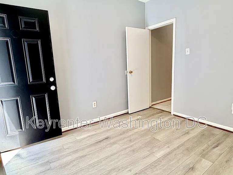 1537 A St SE #SE — Photo 10