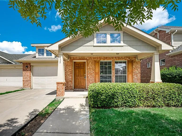 952 Bentwood Trl — Photo 2