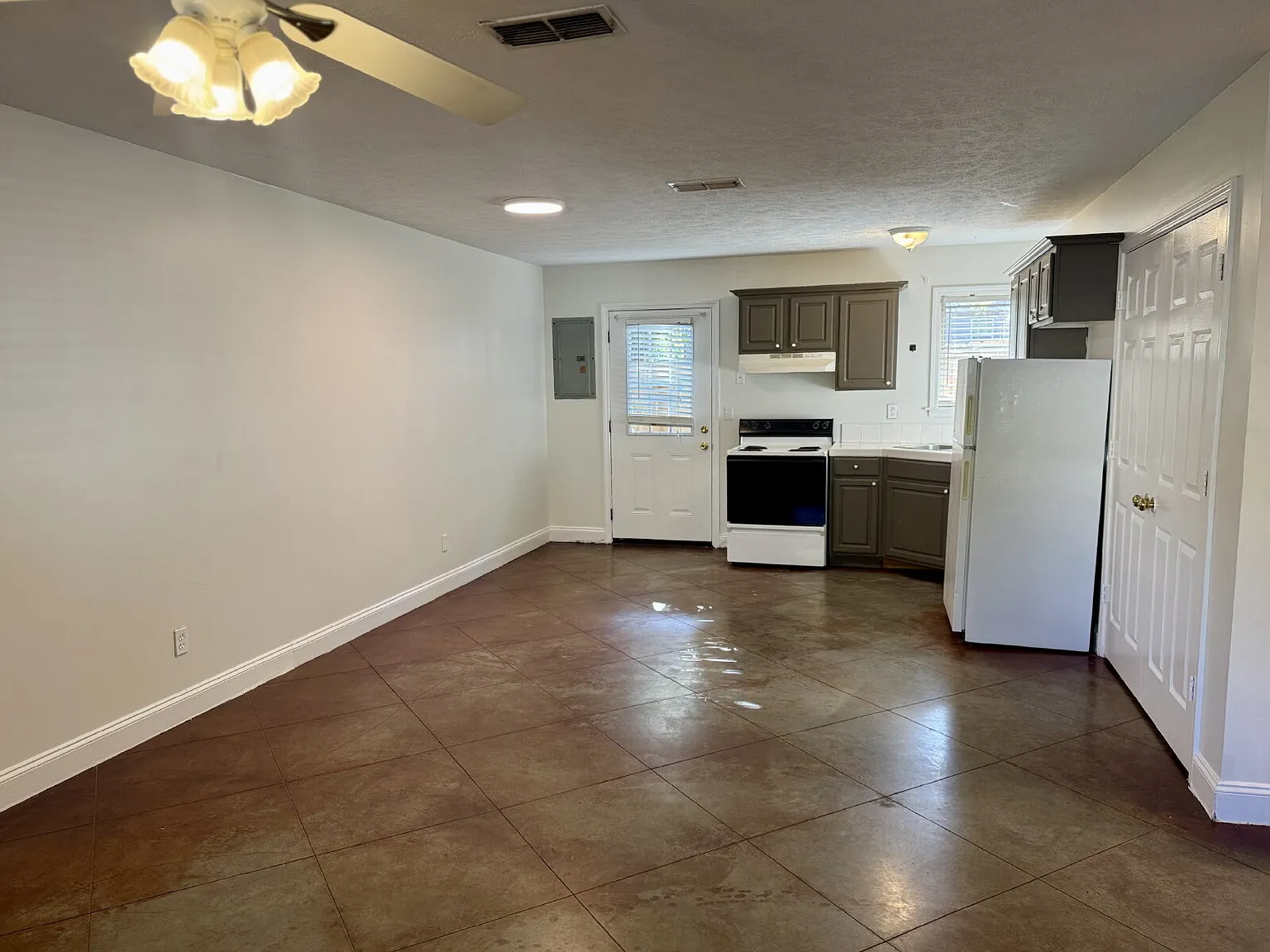 1 bed, 1.0 bath, 870 sqft, $950 — Photo 2