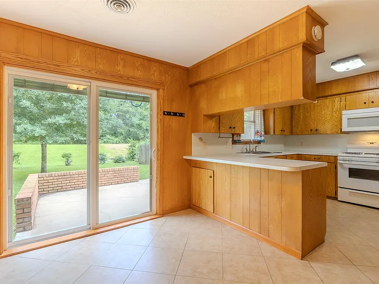 2308 Hillcrest Dr — Photo 8