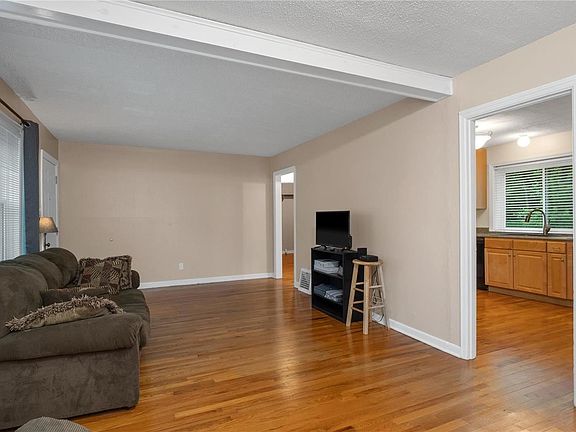 5th image of 2 Saint James Ct
