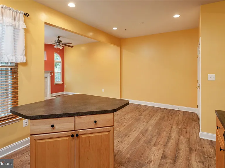 824 Stonehurst Ct — Photo 12