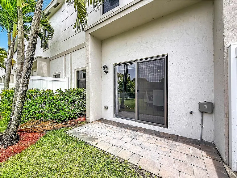 939 NW 3rd Ter #939 — Photo 36