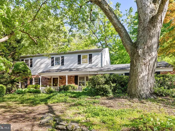 563 Applewood Dr, Fort Washington, PA 19034