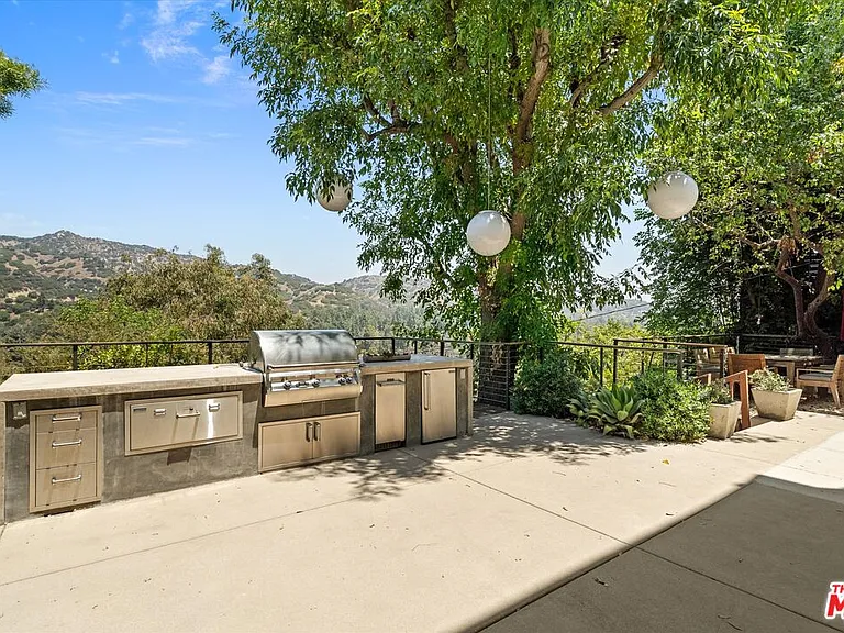 2700 Glendower Ave — Photo 55