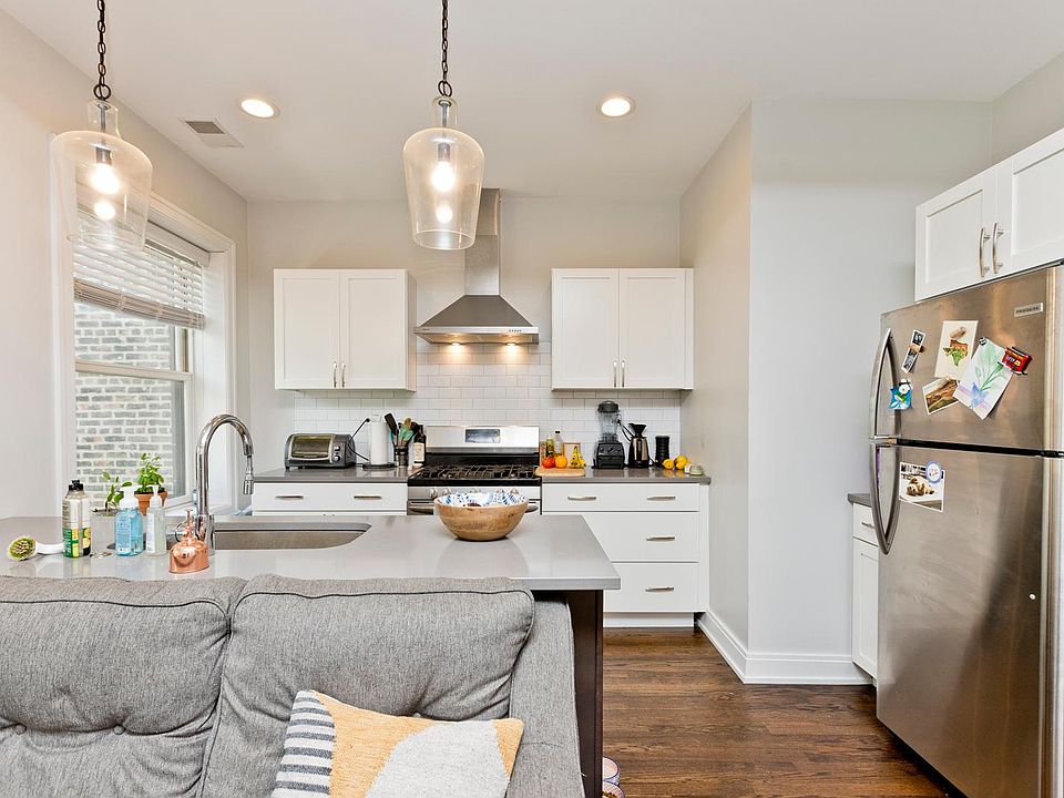 1st image of 856 N Hermitage Ave #3E