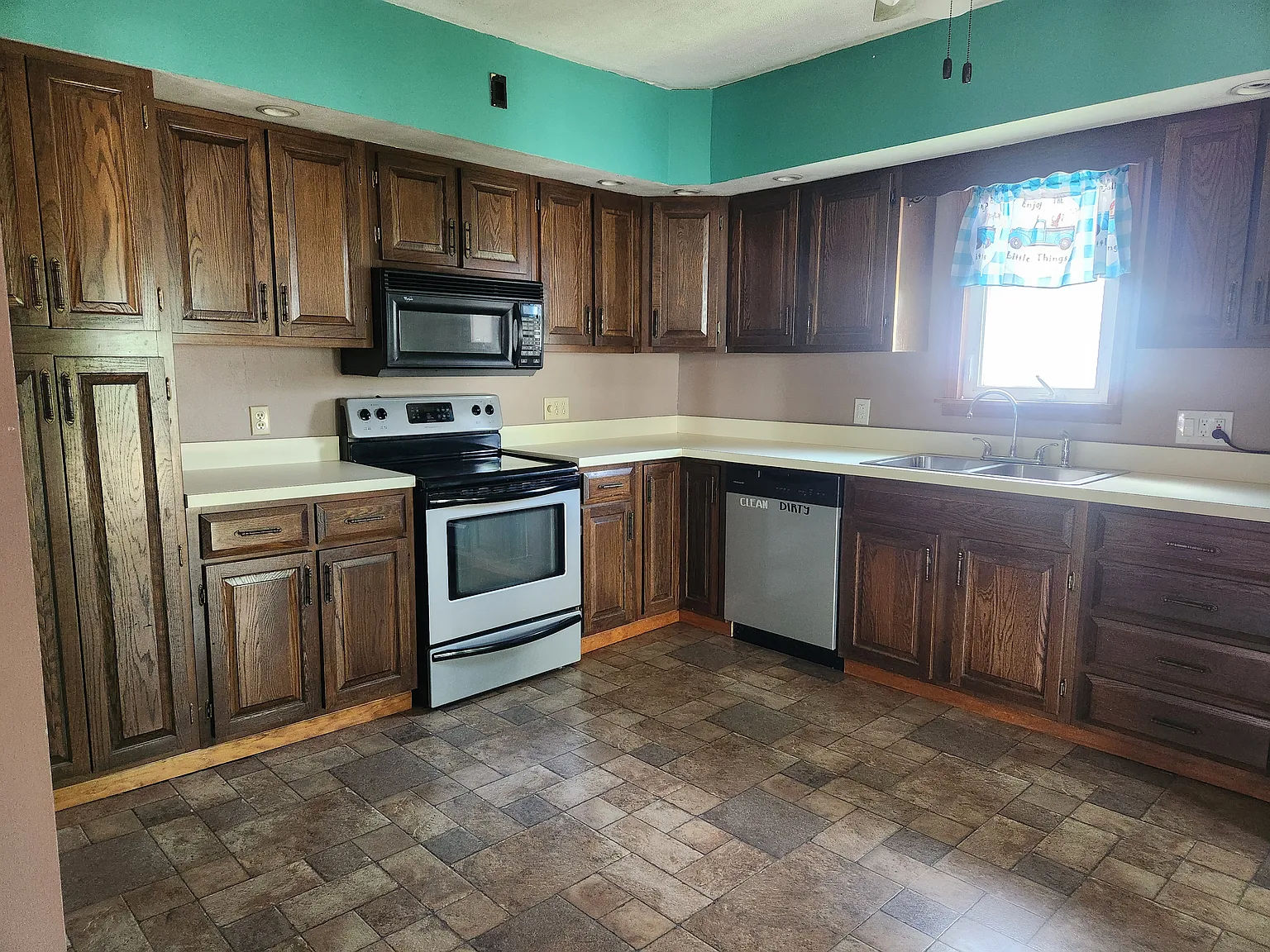 2 bed, 1.5 bath, 1040 sqft, $1,450 — Photo 2