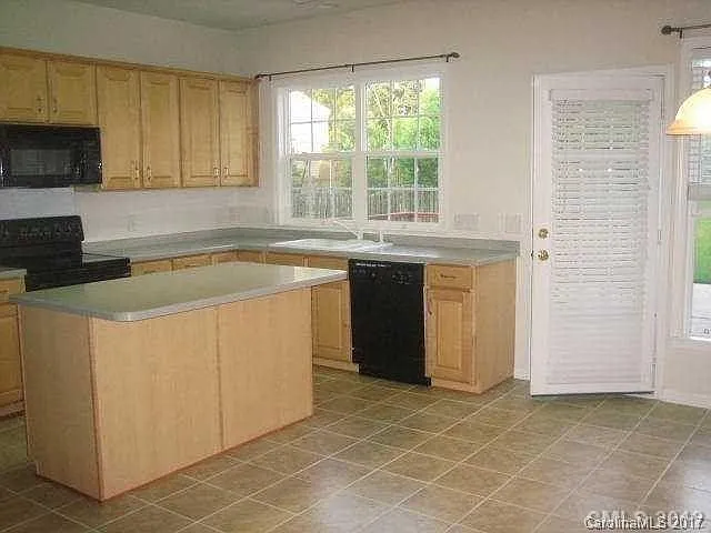 5 bed, 3133 sqft, $3,550 — Photo 4
