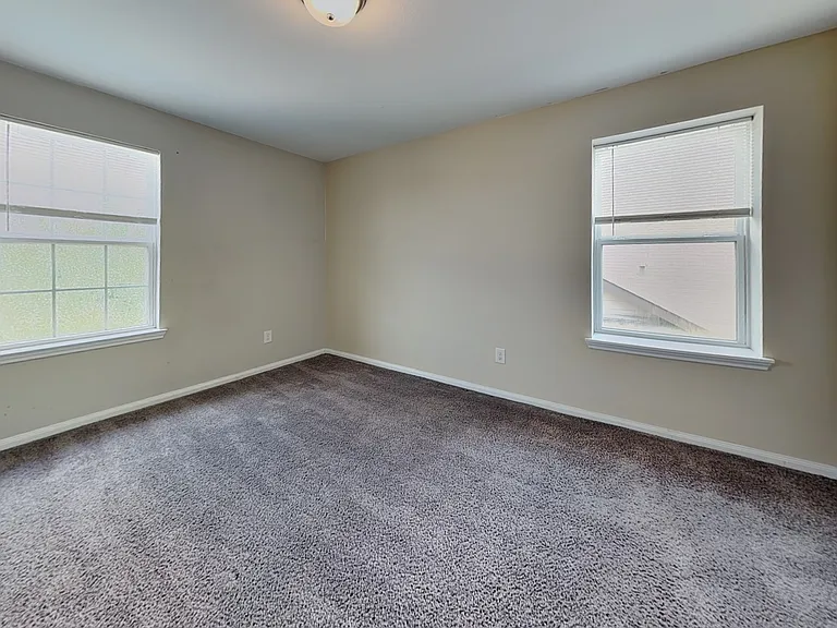 Spacious room with ample natur