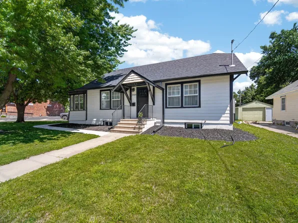 4323 Hickman Rd, Des Moines, IA 50310