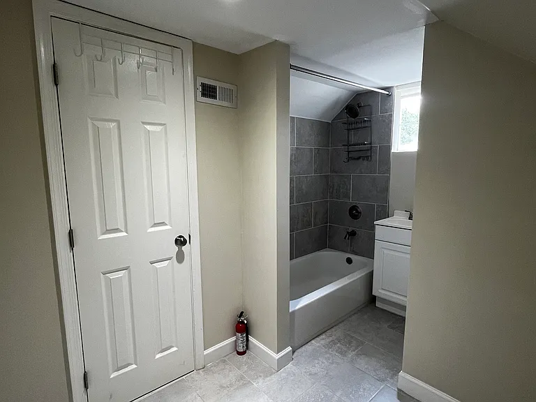 120 N Huron Dr — Photo 26