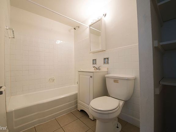 1400 Bataan Dr Apartments Chicago Bathroom_1