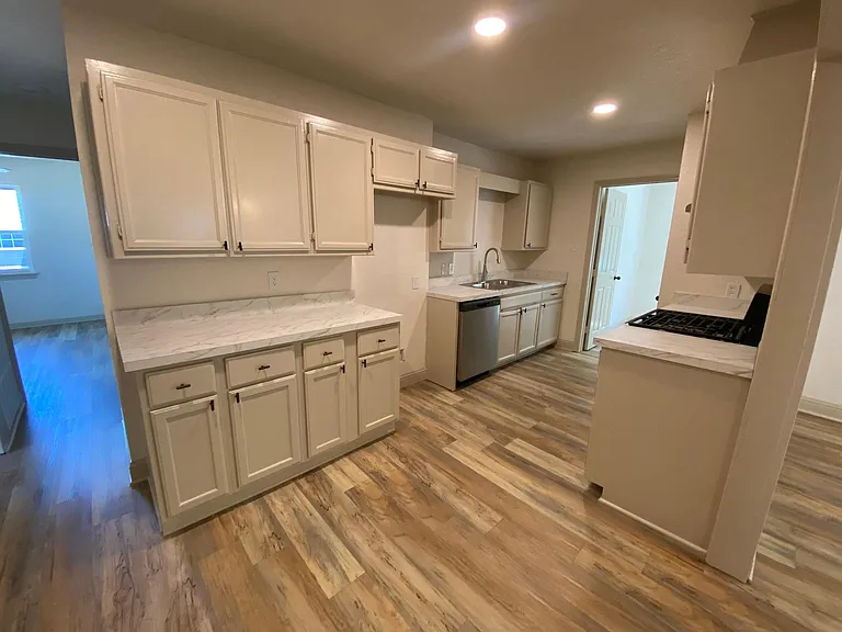 2512 Burton Ave — Photo 9
