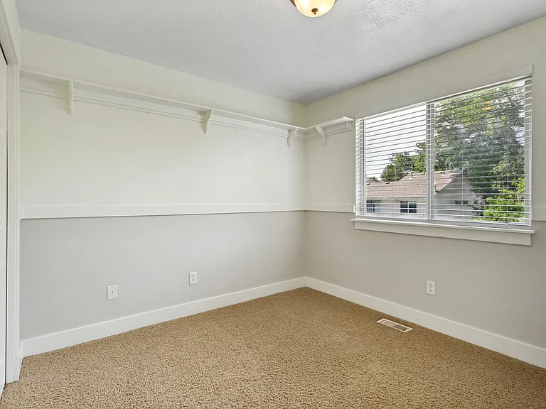 1137 E Holmes Creek Ln — Photo 14