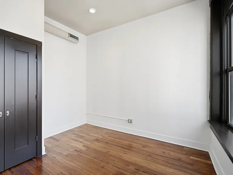 907 Main St #10 — Photo 15