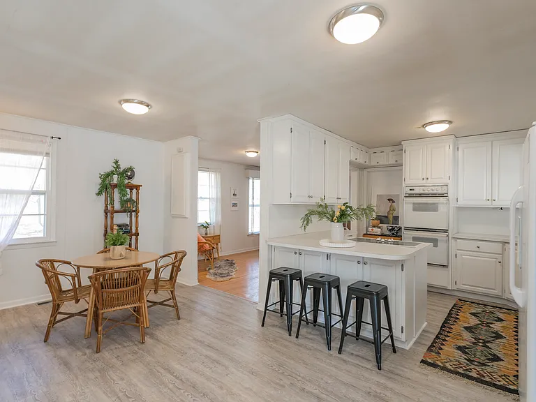 215 Donna Dr — Photo 1