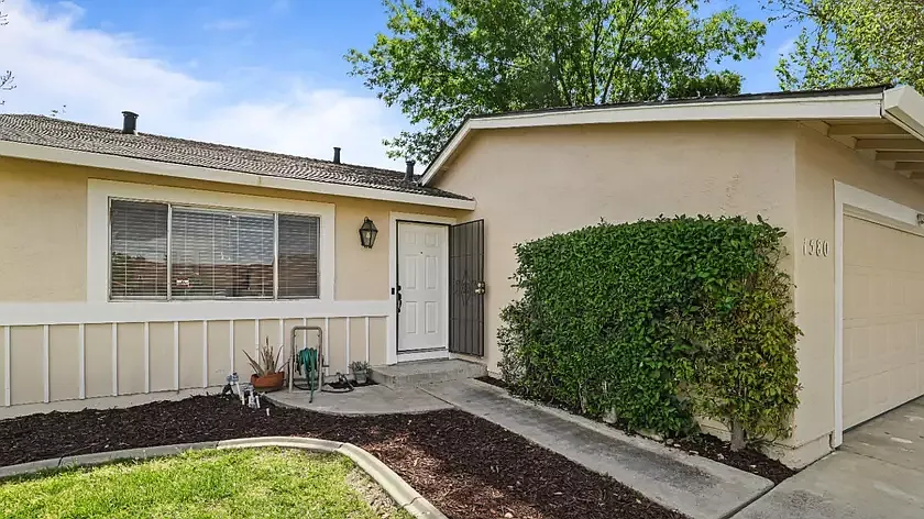 1580 Griffith Pl — Photo 3