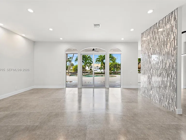 552 Palm Dr — Photo 14