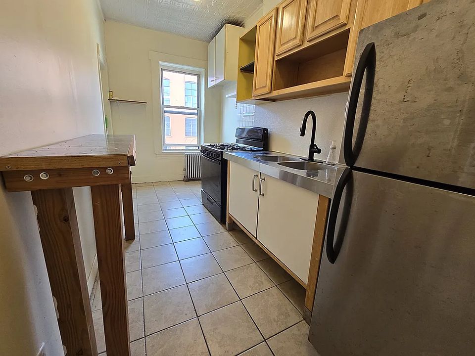 2nd image of 303 Douglass St #5