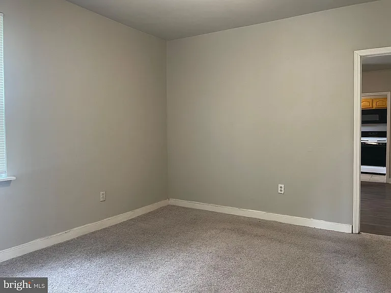 412 E Walnut Ln #3 — Photo 7