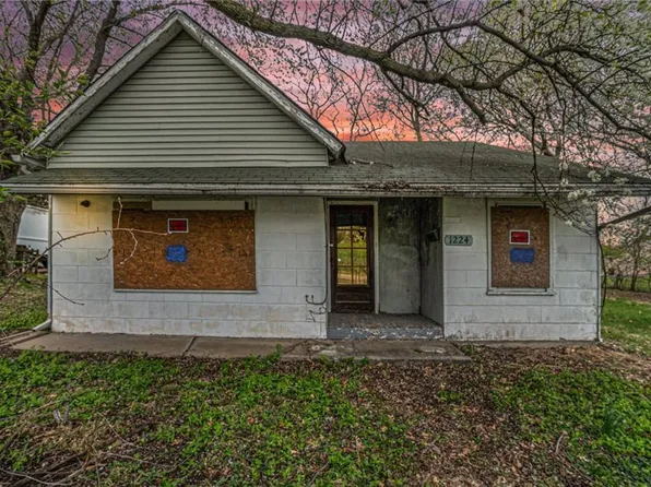 1224 S Windsor Ave, Independence, MO 64055