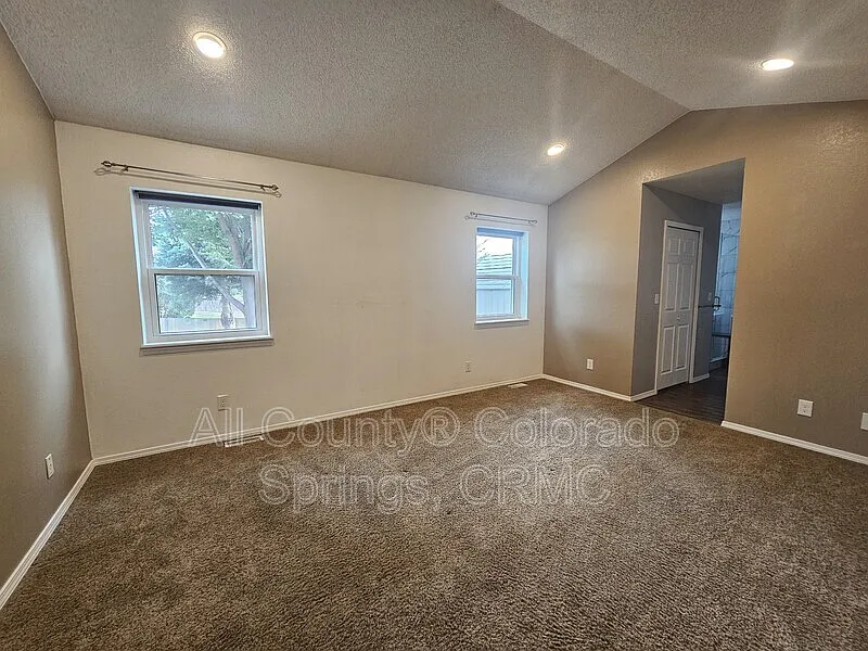 5 bed, 3.0 bath, 2168 sqft, $2,750 — Photo 3