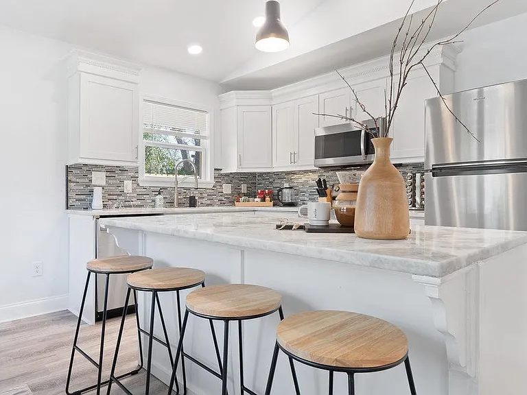 2815 W Lloyd St — Photo 4