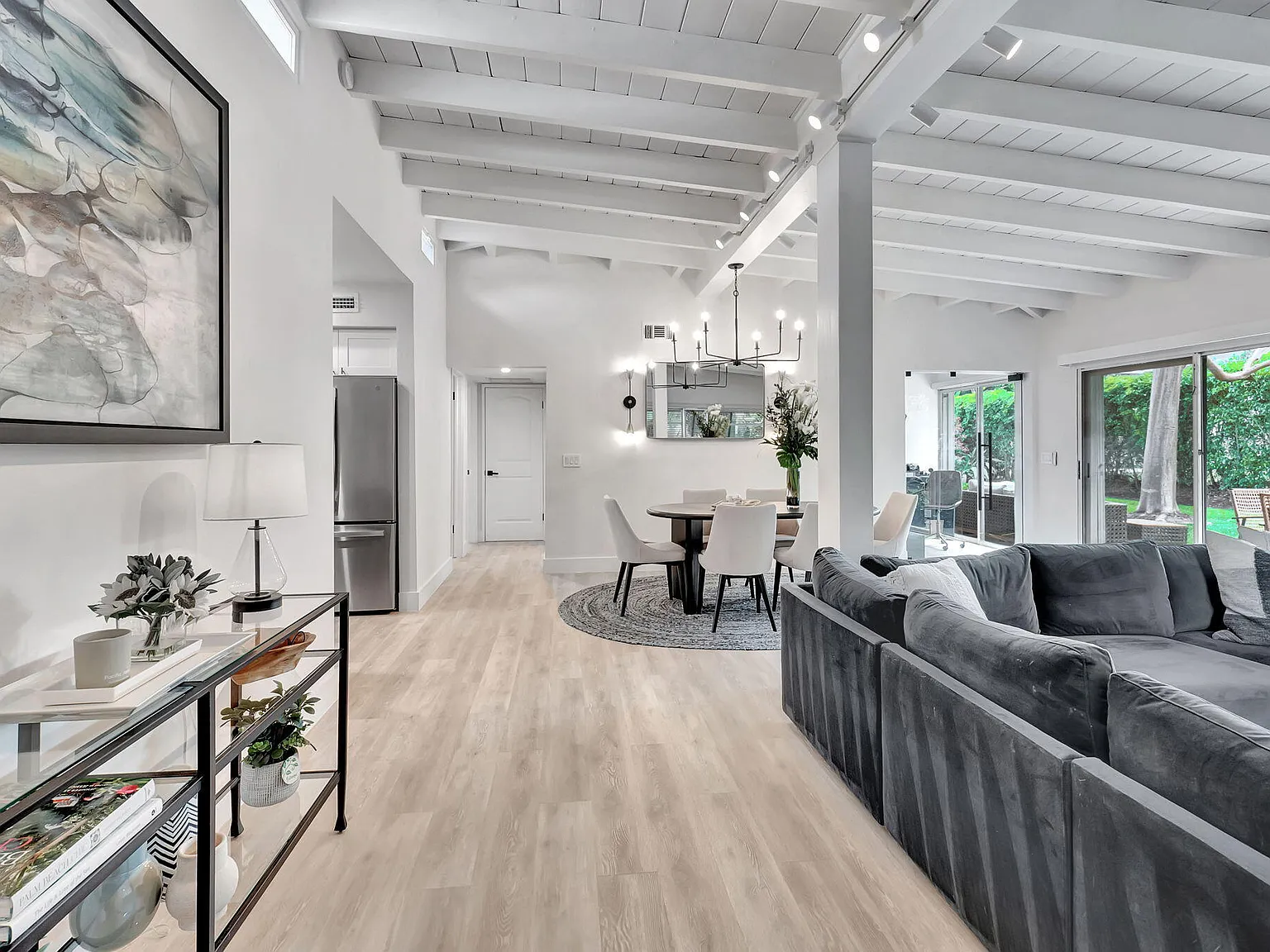 2 bed, 2.0 bath, 1166 sqft, $7,500 — Photo 3