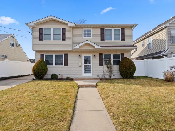 35 Whaley Avenue, Bethpage, NY 11714