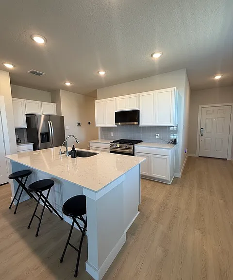 1539 Elvin Smt — Photo 2