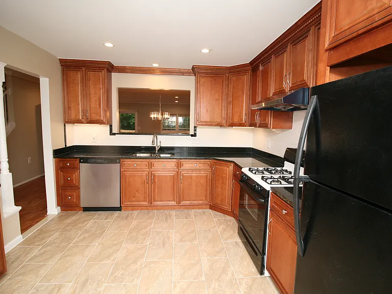 512 Suffield Dr — Photo 5