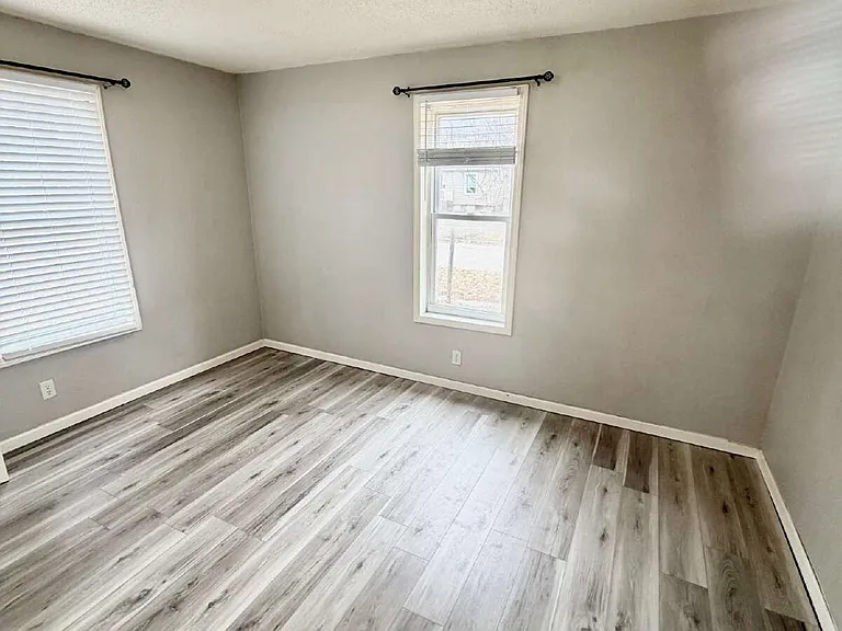 627 N Webster St — Photo 13
