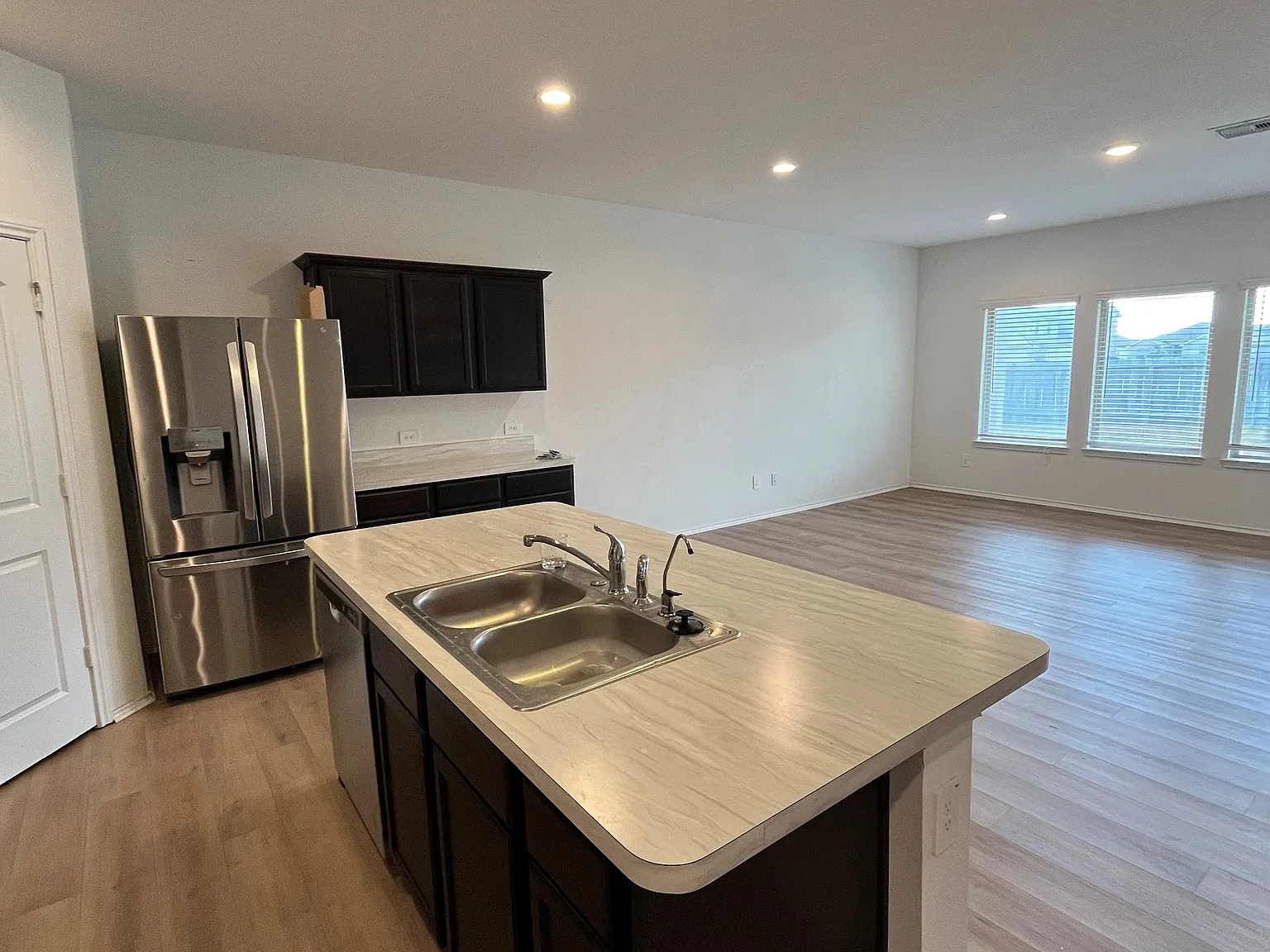 4 bed, 2482 sqft, $2,500 — Photo 4