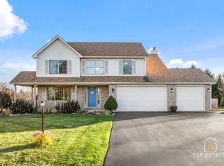 2303 Fox Bluff Ln, Spring Grove, IL 60081