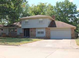 1426 E Walnut Lawn St, Springfield, MO 65804