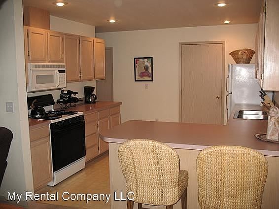 2nd image of 224 NW Clay Ct