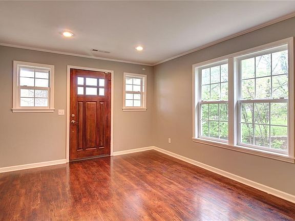 4th image of 226 S Locust Ave