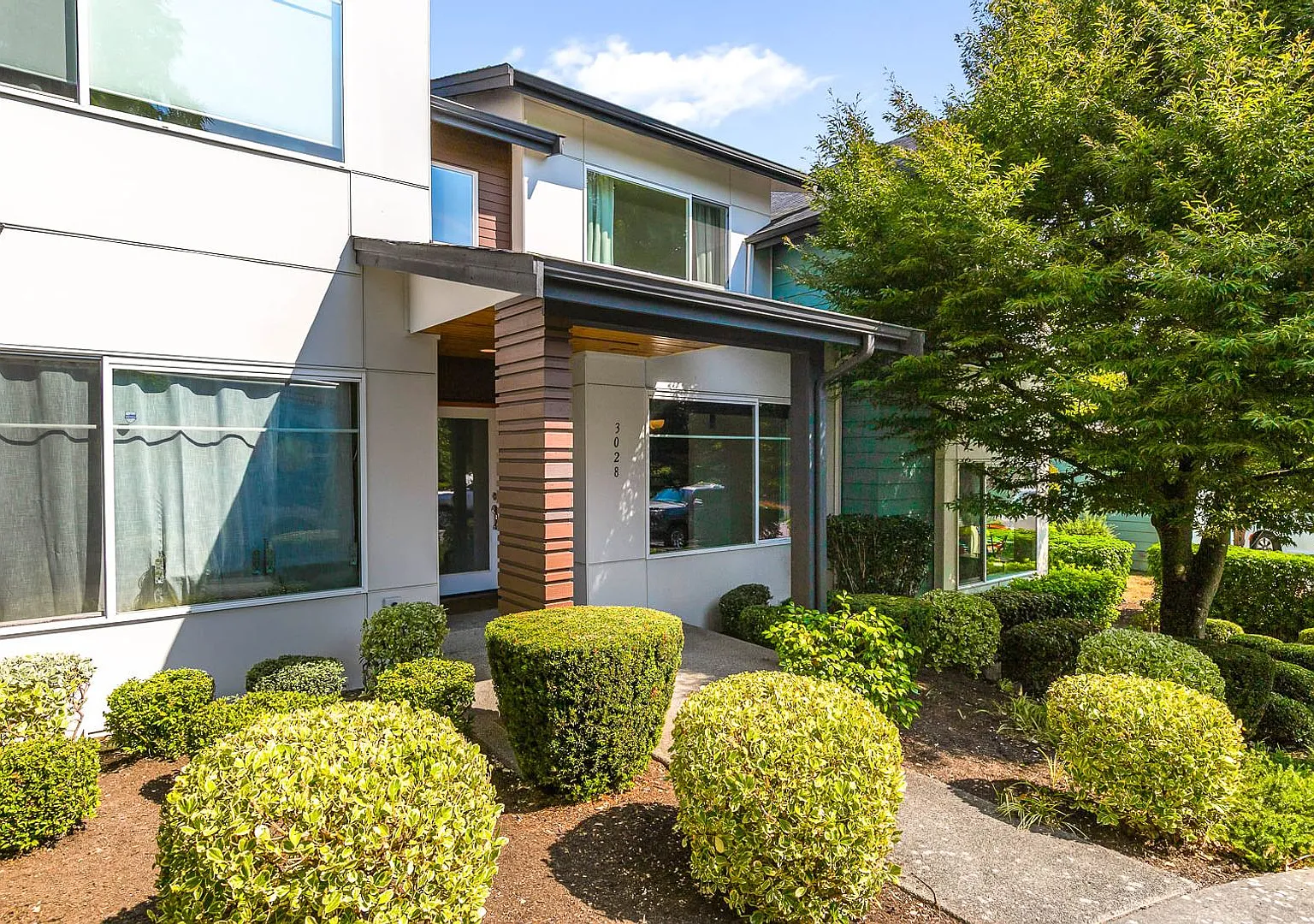 Stylish 2 Bedroom Columbia City Home with Designer Finishes & Private Yard — Photo 2