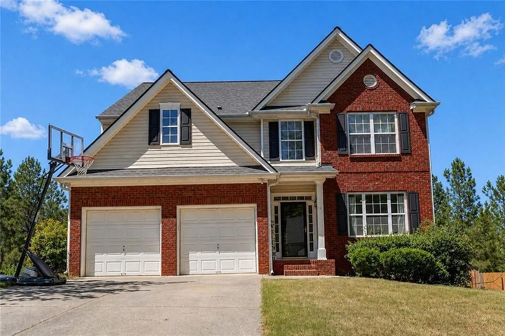 4 bed, 2.5 bath, 4286 sqft, $2,700 — Photo 1