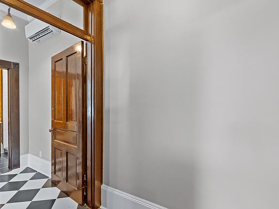 3rd image of 601 Baxter Ave #3