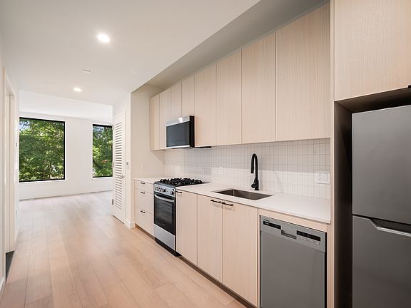 4th image of 15310 88th Ave APT 6H