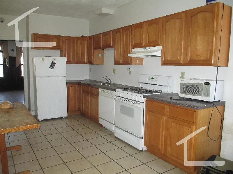 4 bed, 1600 sqft, $4,600 — Photo 2