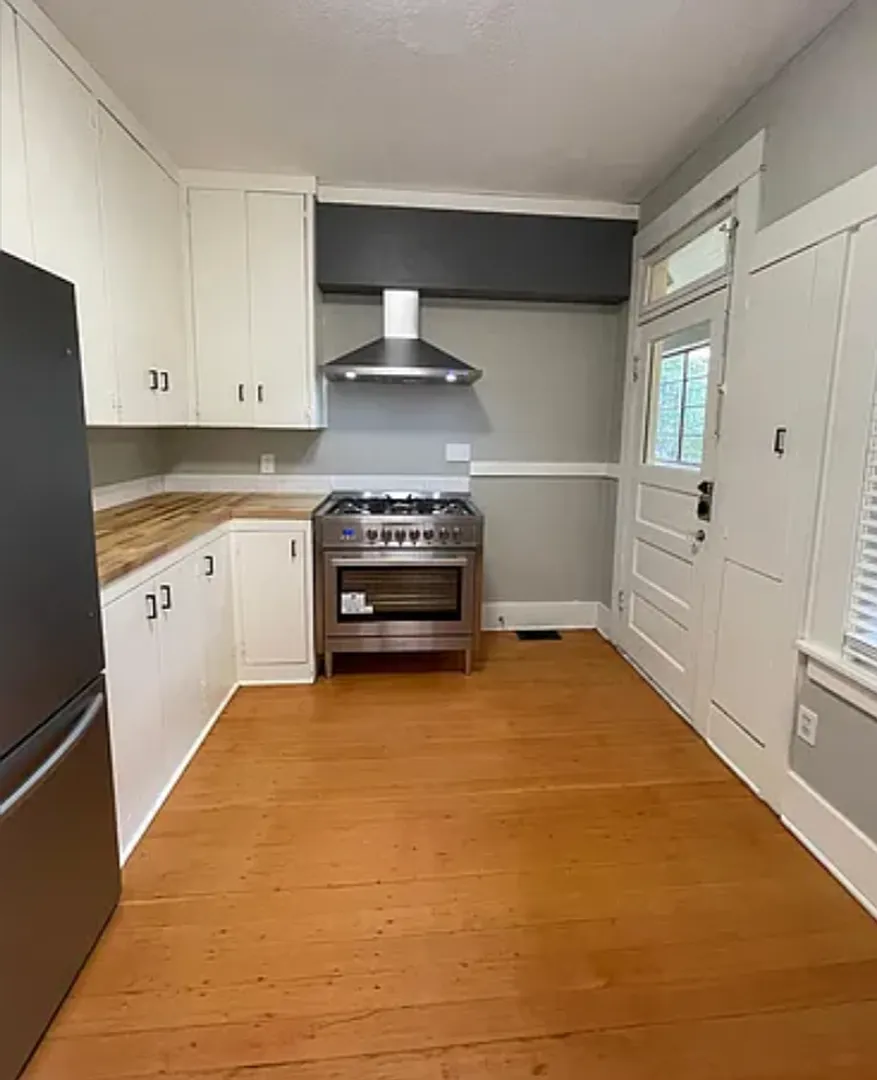 4-Bedroom Home in SW Portland! Hardwood floors, spacious deck, full basement, separate entry for ... — Photo 3