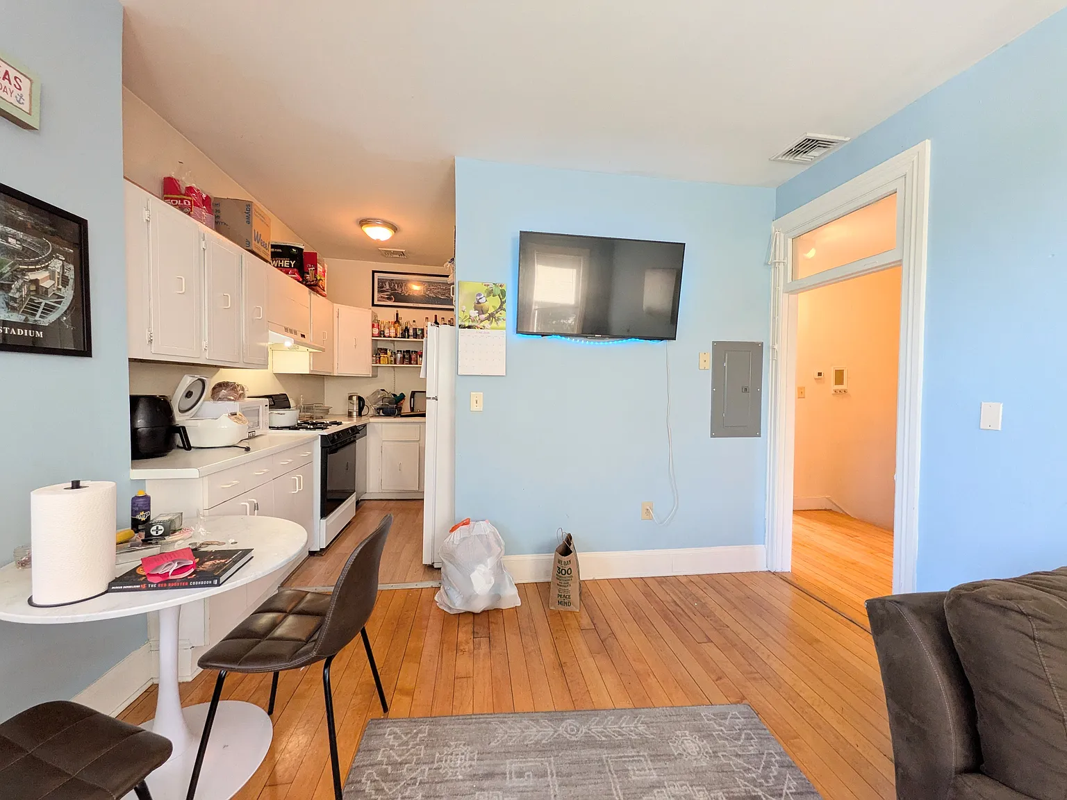 4 bed, 9999 sqft, $4,200 — Photo 3