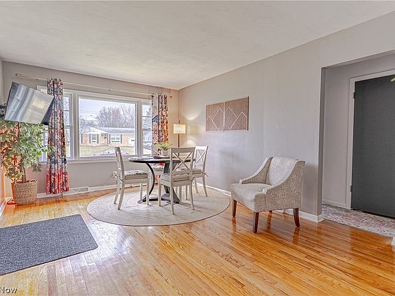 3rd image of 835 Larkridge Ave